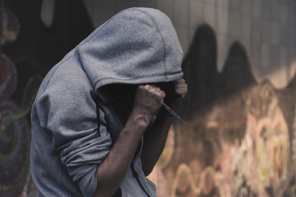 https://cdn.pixabay.com/photo/2017/09/04/11/02/addict-2713526_960_720.jpg