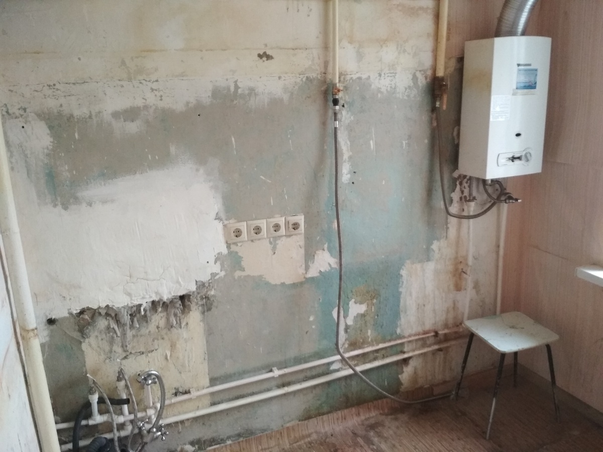 Интерьер кухни перед ремонтом с вывезенным оборудованием