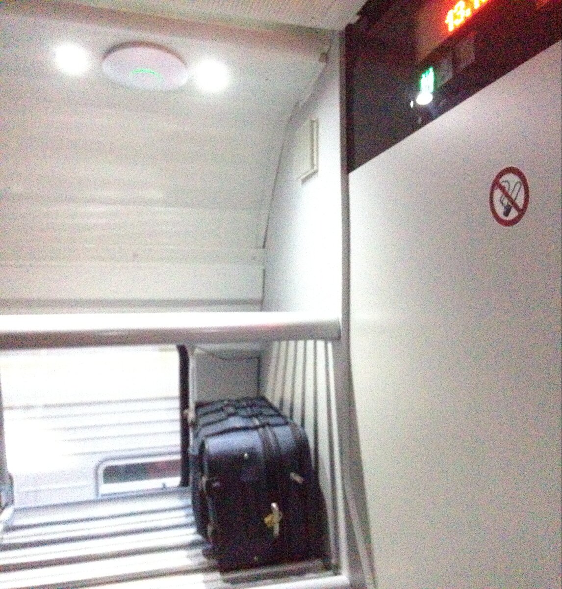 Правила размещения багажа в купе поезда пассажиром верхней полки