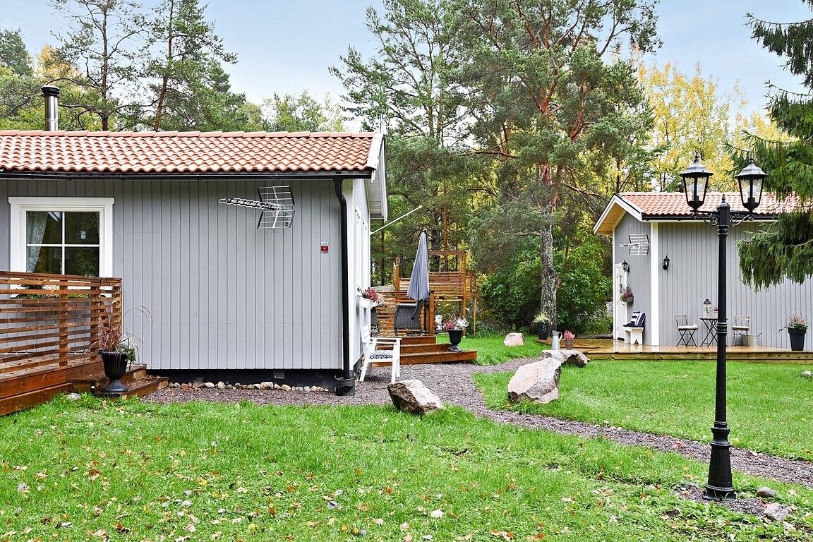 Дом из Швеции в серо-бежевой гамме: хорошая планировка на 63м2 с круглыми окнами