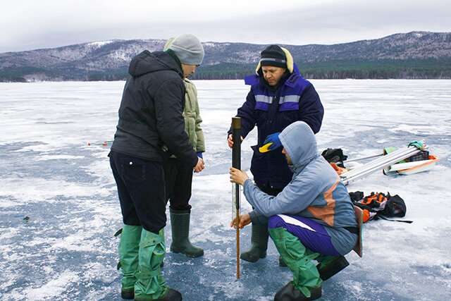 Ученые производят забор проб