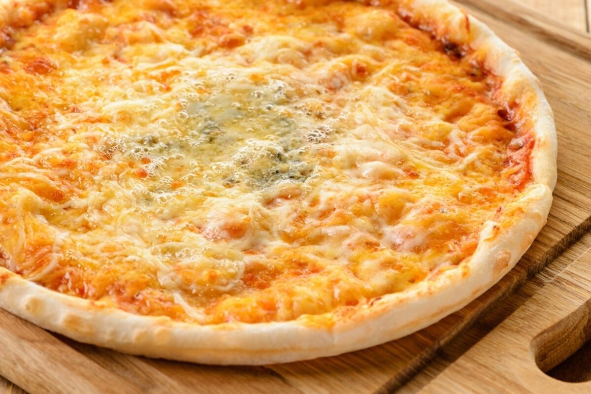 Пицца номер 4. Пицца четыре сыра. Пицца с сыром. Итальянская пицца четыре сыра. Пицца сырная 4 сыра.