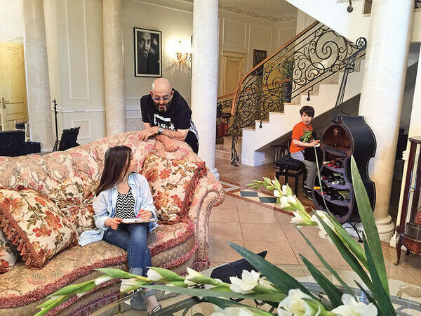 Внутри особняка Шуфутинского.