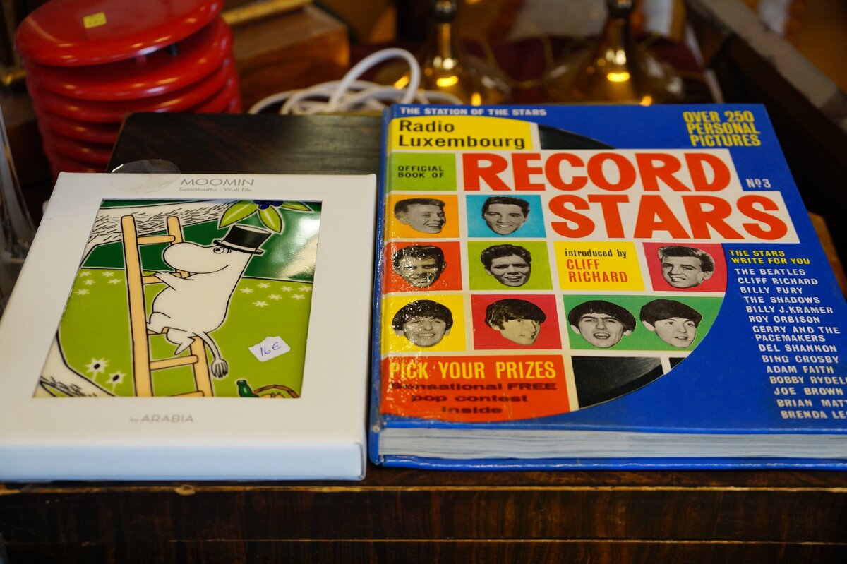 Есть и новые вещи, типа книг или подносов, а есть полный хлам.