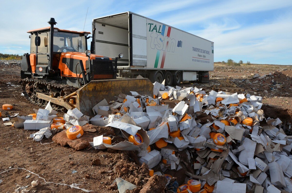 санкционные товары. уничтожение санкционных продуктов в россии. санкционные товары. санкционные продукты. уничтожение продуктов.