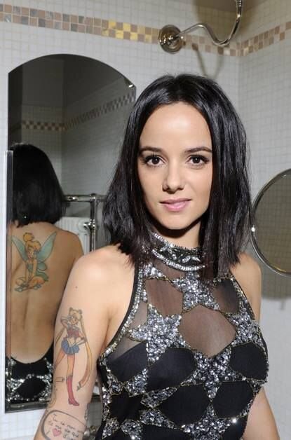 Ализе сделала татуировку, которая покрывает правую руку исполнительницы от плеча до кисти. Поклонники певицы неоднозначно восприняли это новое украшение. Часть восхитилась выбором артистки, другие признали, что детский образ Ализе из первых концертов и клипов им нравился больше.
