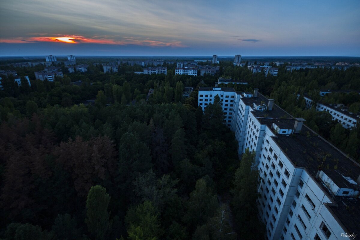 Припять в ночное время суток. Здесь не ходят туристы, и не живут люди. Фото заброшенного города