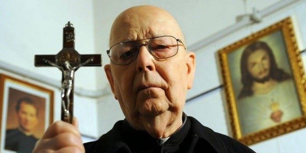 Главный экзорцист столетия оставил людям свою молитву | По крупицам | Дзен