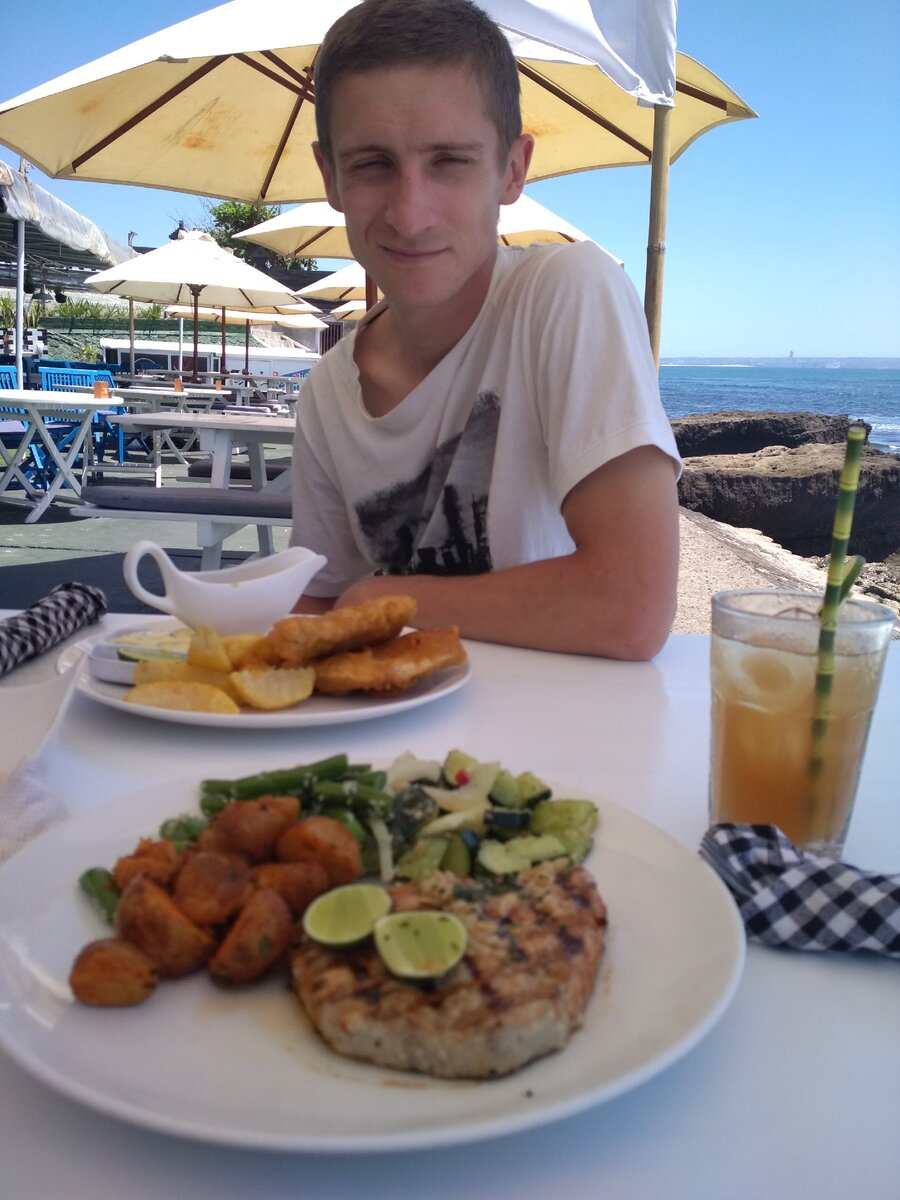 Стейк из тунца в Echo Beach Club