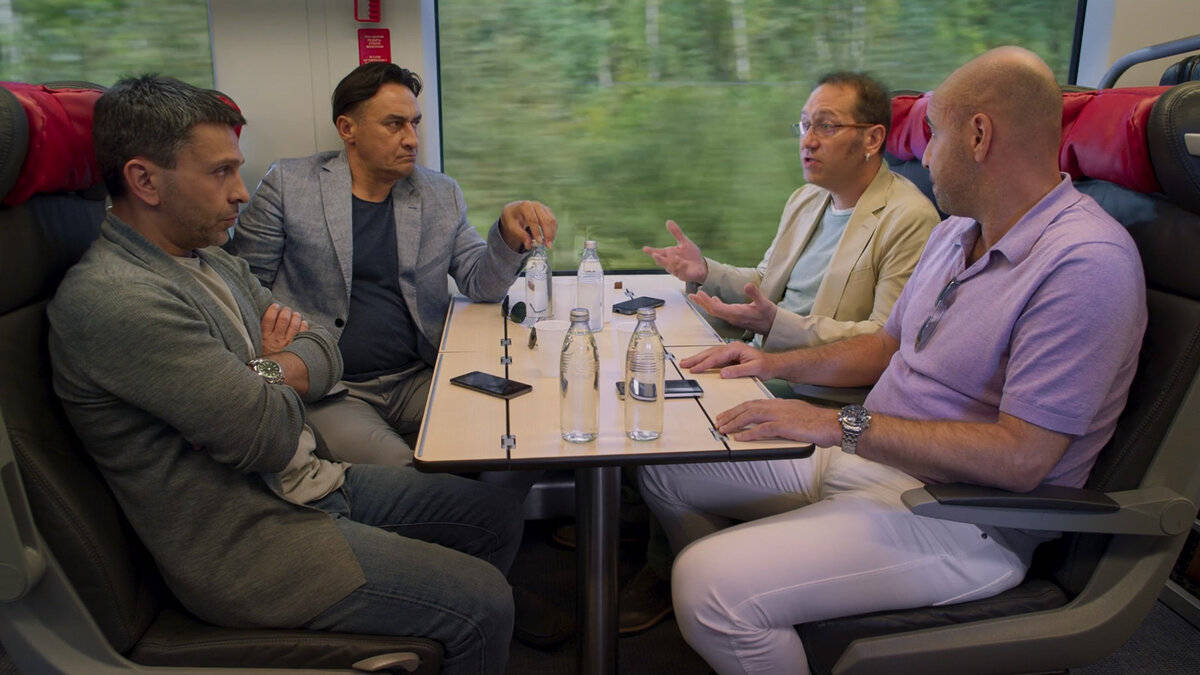 Реклама в фильме постоянно перебивается беседами четырех стареющих мужчин.