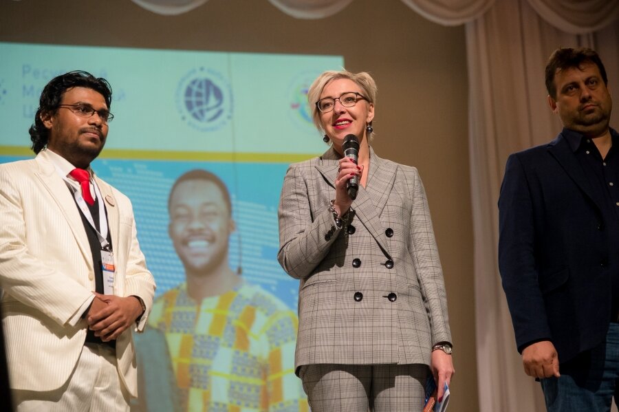 Проректор ЮУрГУ приветствует гостей форума.