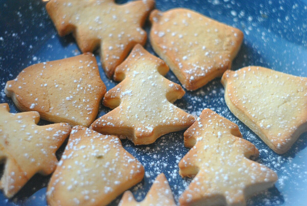детское печенье домашнее. мягкие печеньки. фигурное песочное печенье. веселое печенье для детей. печенье детям дома.