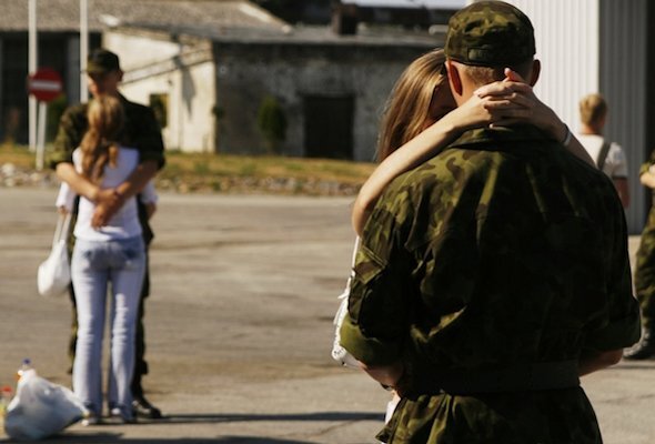 Провожаю парня. Девушка провожает парня