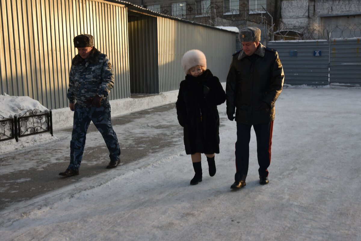 Андрей Попето сопровождает Нину Шалабаеву на территории ИК-8