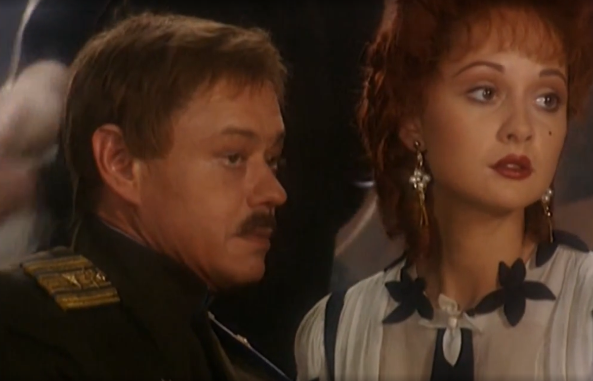 Кадр из клипа "Леди Гамильтон", слова А. Вратарева, музыка В. Быстрякова, исполняет Н. Караченцов. 1993 г.