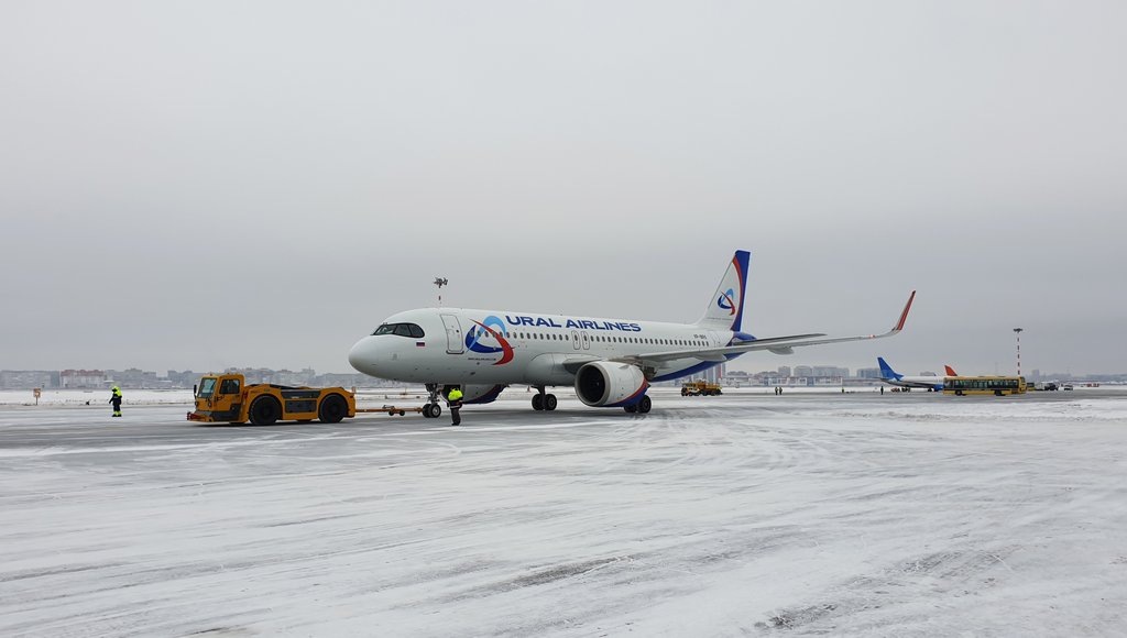  Туман окутавший в среду Омск из-за резкого перепада температур, задержал большую часть утренних рейсов до обеда. Часть рейсов село в Рощино (Победа и Азимут), остальные ушли в Толмачево (Аэрофлот, Уральские, С7, Нордвинд). Лишь Россия и один из Аэрофлотов смогли практически во время нащупать прорехи - сесть и потом улететь.
ъ
Фото @tsoomsk

