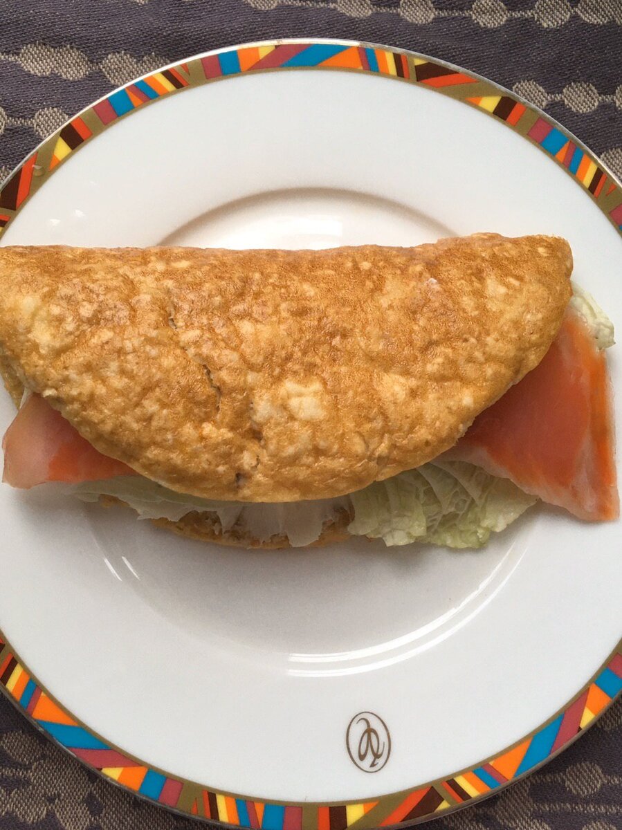 Овсяноблин с творожным сыром, форелью, огурцом и пекинской капустой