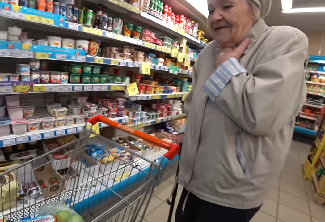Молодой человек предлагает продукты.