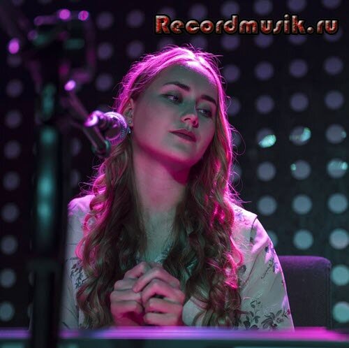 Хочу вас познакомить с молодой и талантливой певицей Викторией Труновой, она выступает под псевдонимом Элли на маковом поле.-2