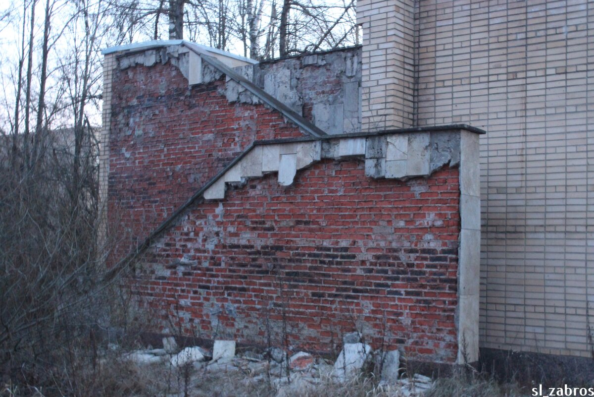 Здание потихоньку разрушается...