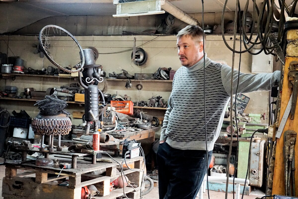 Дмитрий Осипов в своей мастерской.