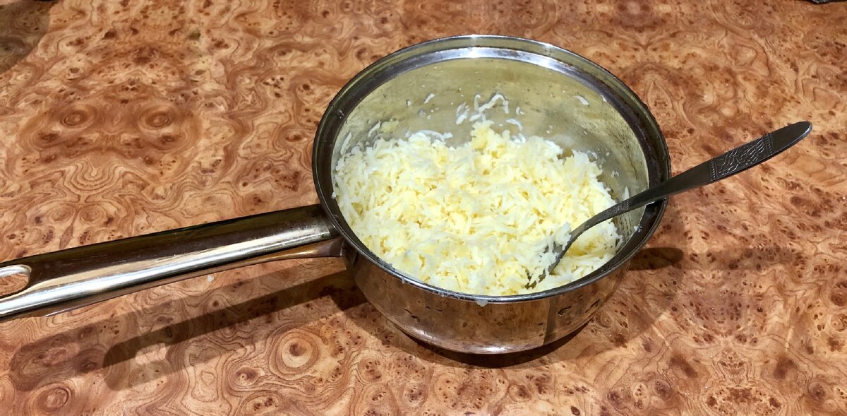 Сыр Сулугуни -  бюджетный. Я брала за 50 р. Поэтому эти лепешки обходятся очень дешево.