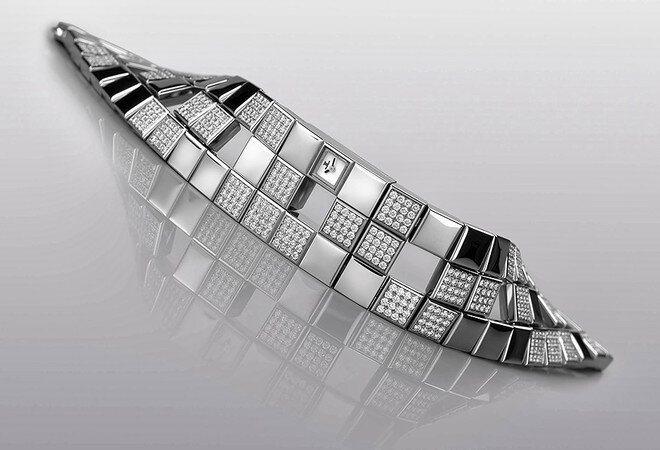 Самые дорогие часы в мире до сих пор не проданы, что неудивительно — достаточно посмотреть на цену. Выпущенные под брендом Jaeger-LeCoultre, который является частью Joaillene Manchette, эти часы сделаны в виде браслета. Основной материал — чистейшее белое золото, инструктированное 11 камнями оникса и внушительной группой из 576 бриллиантов. Скромных размеров же циферблат — серебряный, и покрыт он стеклом из сапфира.