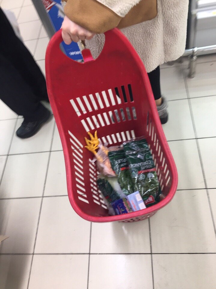 Что в Грузии люди закупают к Новому году? Сфотографировала чужие корзины в супермаркете