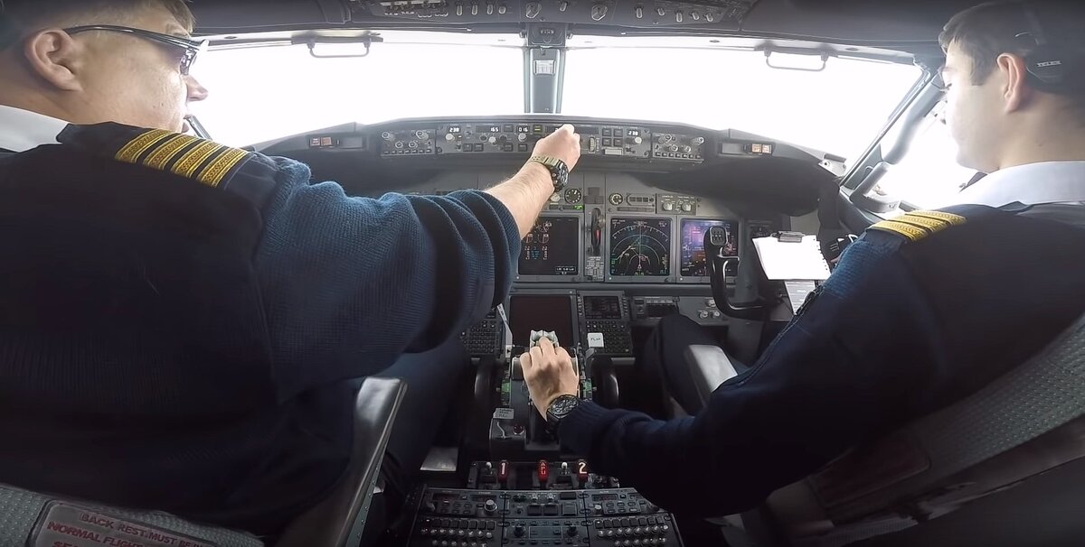 КВС - Алексей Кочемасов за штурвалом Boeing 737-800