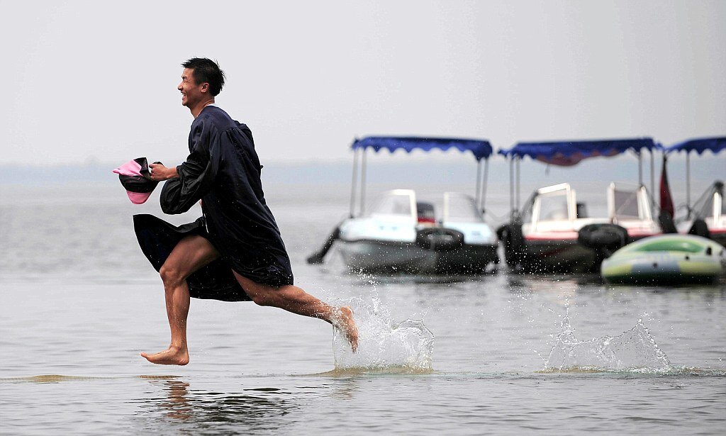 Фото с табуреткой в воде