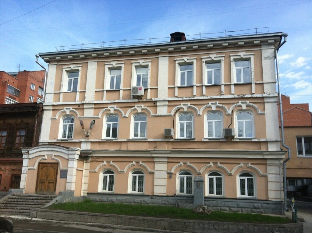 Дом Лихачёва — пример доходного дома начала ХХ века. Кто не помнит, доходный дом - дом для сдачи квартир в аренду. Этот каменный особняк является образцом соединения приемов кирпичной пластики со стилем классицизма. Изначально здание было 2-этажным, но в середине 30-х годов надстроено до 3-х этажей. И это чувствуется, если присмотреться к окнам и междуэтажным соединениям.

