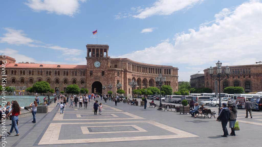 Республиканская площадь. Ереван время. Ереванские часы в Ереване на красной площади. Время в Ереване сейчас. Время в Ереване по UTC.