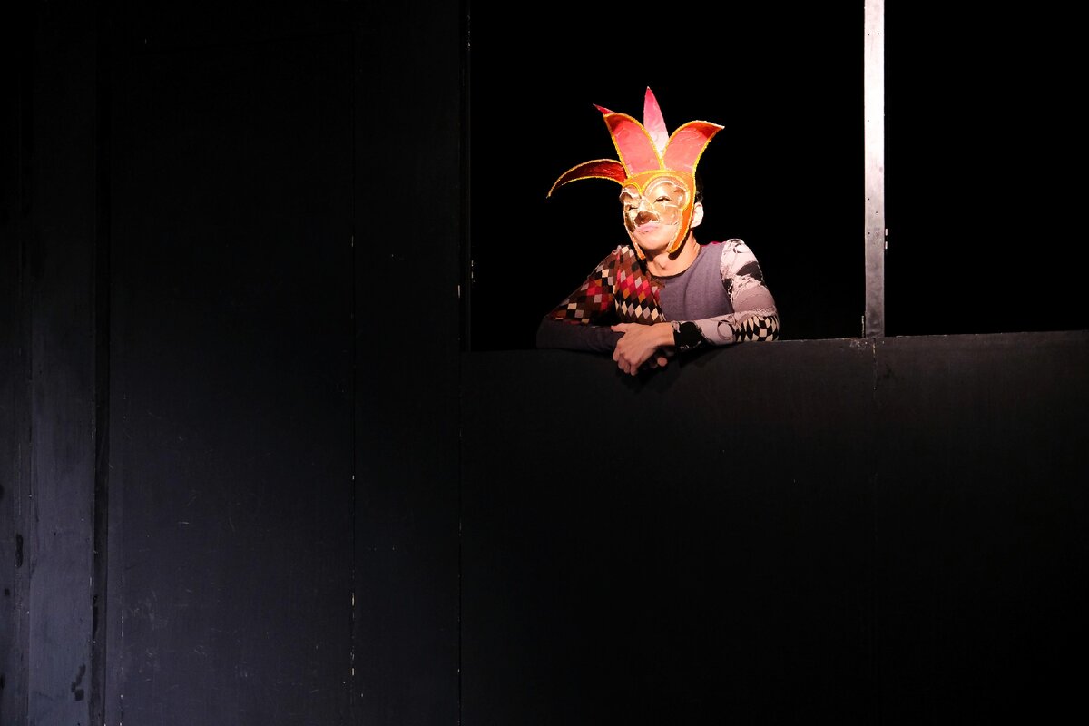 Спектакль «Все спокойно/Мен ояндым» в ARTиШОКе. Фото Хаято Мацумото 