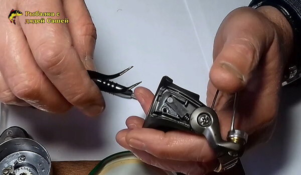 Открываются детали механизма- узел пружины и шток