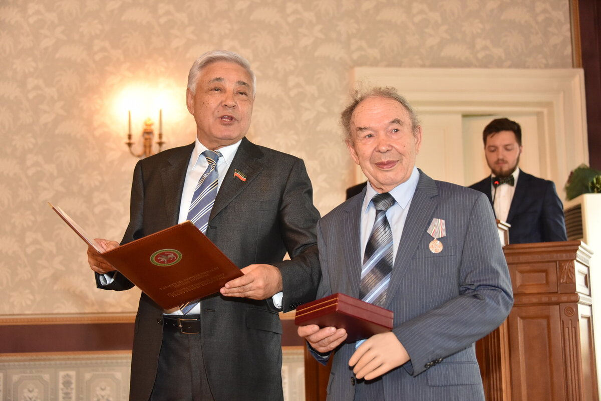  Индус Ризакович 	Тагиров, советский и российский историк и общественный деятель, академик  (Академии наук Республики Татарстан с 1995 года). 	Депутат Государственного совета РТ в 1995—2009 годах. Один из организаторов и первый председатель исполкома Всемирного конгресса татар (в 1992—2002 годах).   