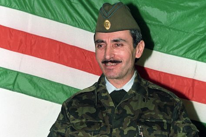 Президент непризнанной Республики на фоне флага