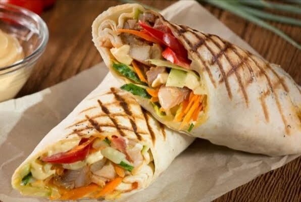 Шаурма – блюдо восточной кухни, но со временем оно вышло далеко за ее пределы. Для нашей среды привычней всего покупать шаурму в палатках и различных вагончиках, но приготовить ее достаточно просто можно и в домашних условиях. В таком случае вы будете уверенны в качестве шаурмы и вкус ее будет приятней.
Шаурма домашняя может вмещать различные ингредиенты, но чаще всего ее делают в лаваше, смазанном соусом и обязательно с мясными продуктами.