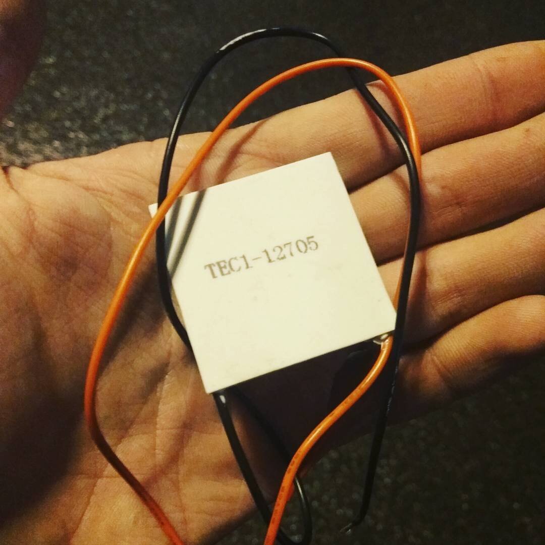 Сердце электронно-полупроводникового холодильника. С одной стороны холод, с другой тепло!