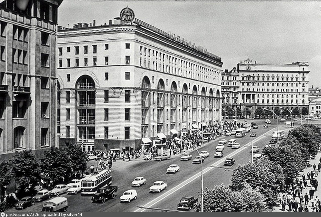 Проспект Маркса. Универмаг «Детский мир», 1970 - 1975 г. Источник pastvu.com.