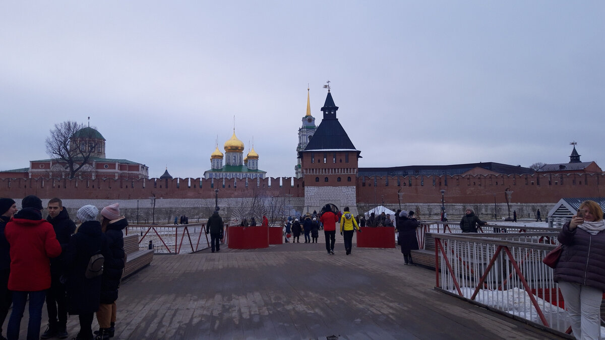 Тульский Кремль, Успенский собор  и здание музея оружия.