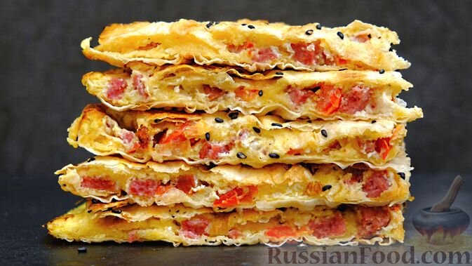 лаваш, сыр, колбаса, помидоры, яйца, соль, перец чёрный молотый, кунжут