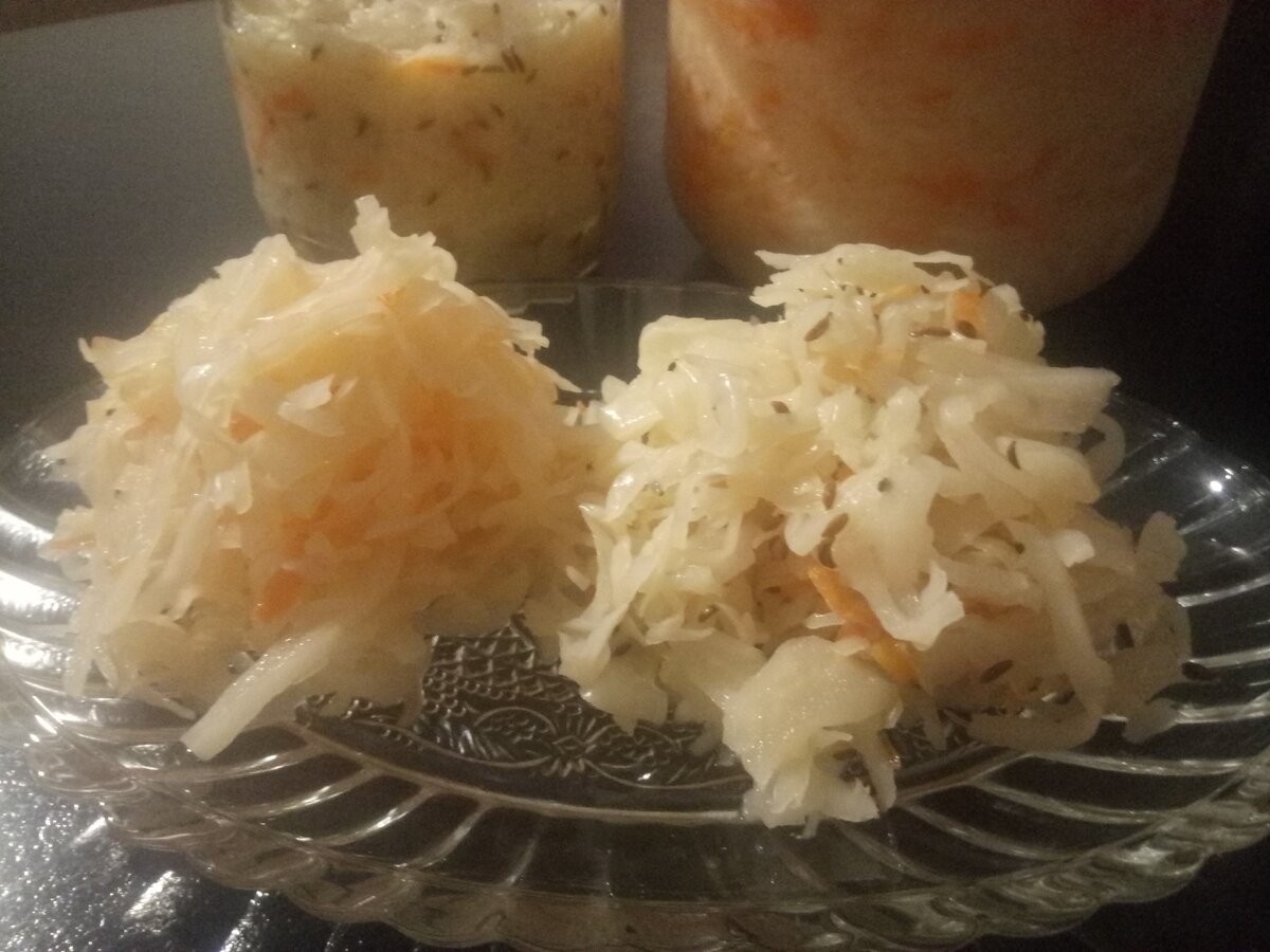 Квашеная капуста с морковью (слева) и с тмином (справа)