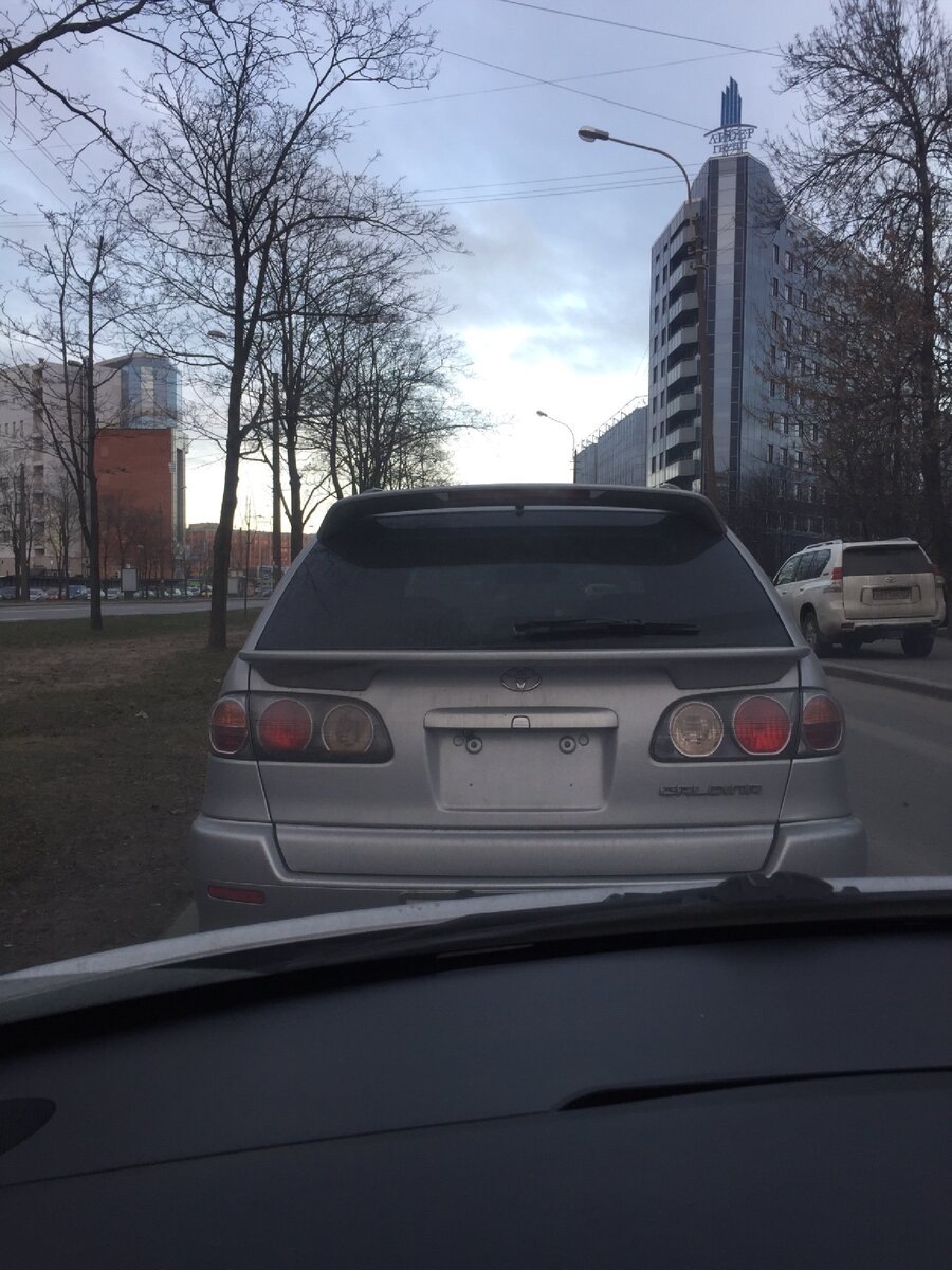 Надежными автомобилями считаются японцы. Да и это так, многие владельцы японских авто заезжают на автосервис только для планового ТО. Самыми надёжными считаются автомобили с правым рулем, ресурс моторов за частую до одного миллиона километров. 

Автоматические  коробки передач часто ходят даже без замены масла по пятьсот- шесть сот тысяч. 
По электрики проблем вовсе не возникает.
 Самыми надёжными считается таейота!