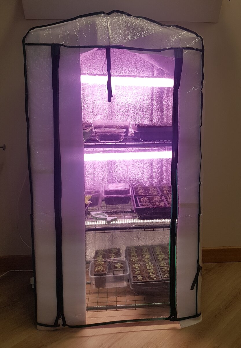 внутри чехла проложена изоляция для  дополнительного отражения света