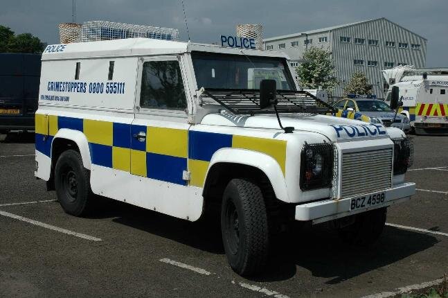 Land Rover Tangi - полицейская версия Defender со стандартной "начинкой".