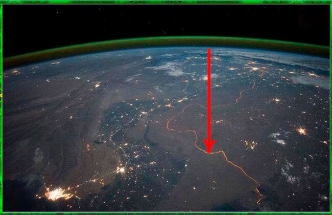 И не были видны границы. Граница Индии и Пакистана из космоса. Границы космоса. Китайская стена вид из космоса. Снимок из космоса с границами.