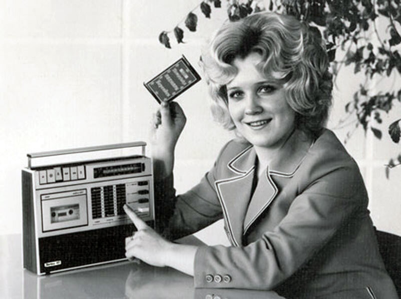 Счастливая гражданка прослушивает свежий сборник отечественной эстрады