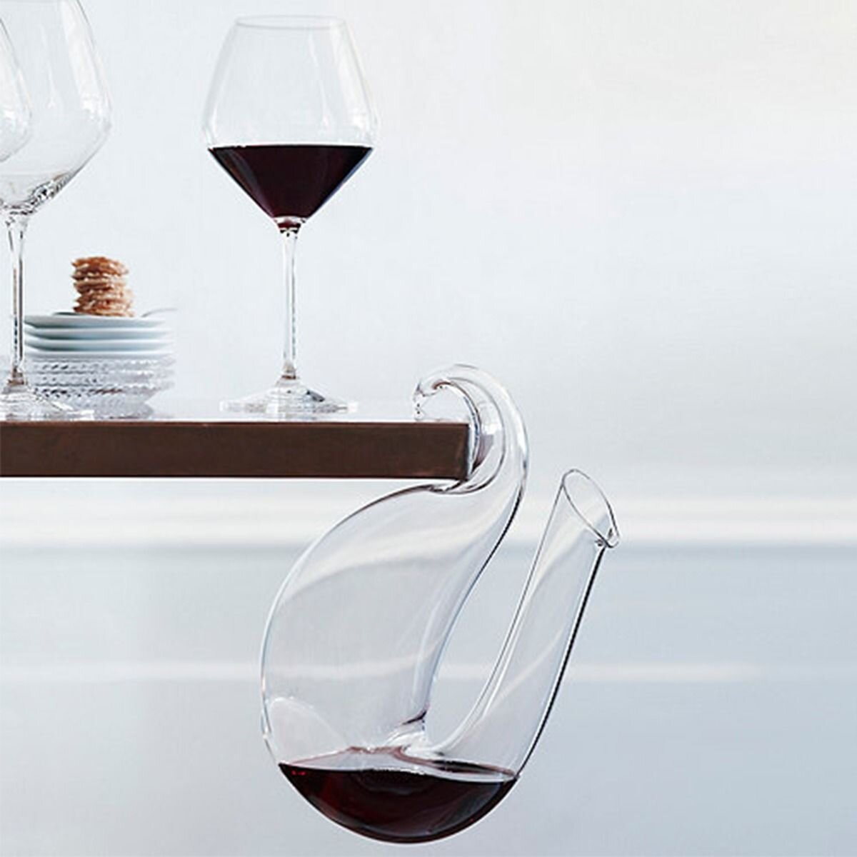 Декантер, единственный в мире, который можно подвесить за край стола