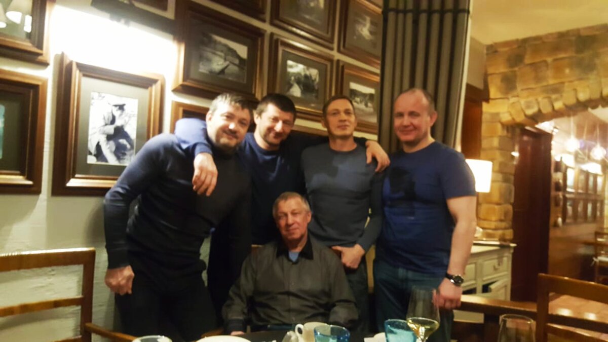 Встреча с нашим первым тренером П.Д. Супруном. Жека справа, я в Краснодаре...))