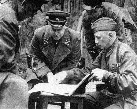                                        Жуков принимает доклад